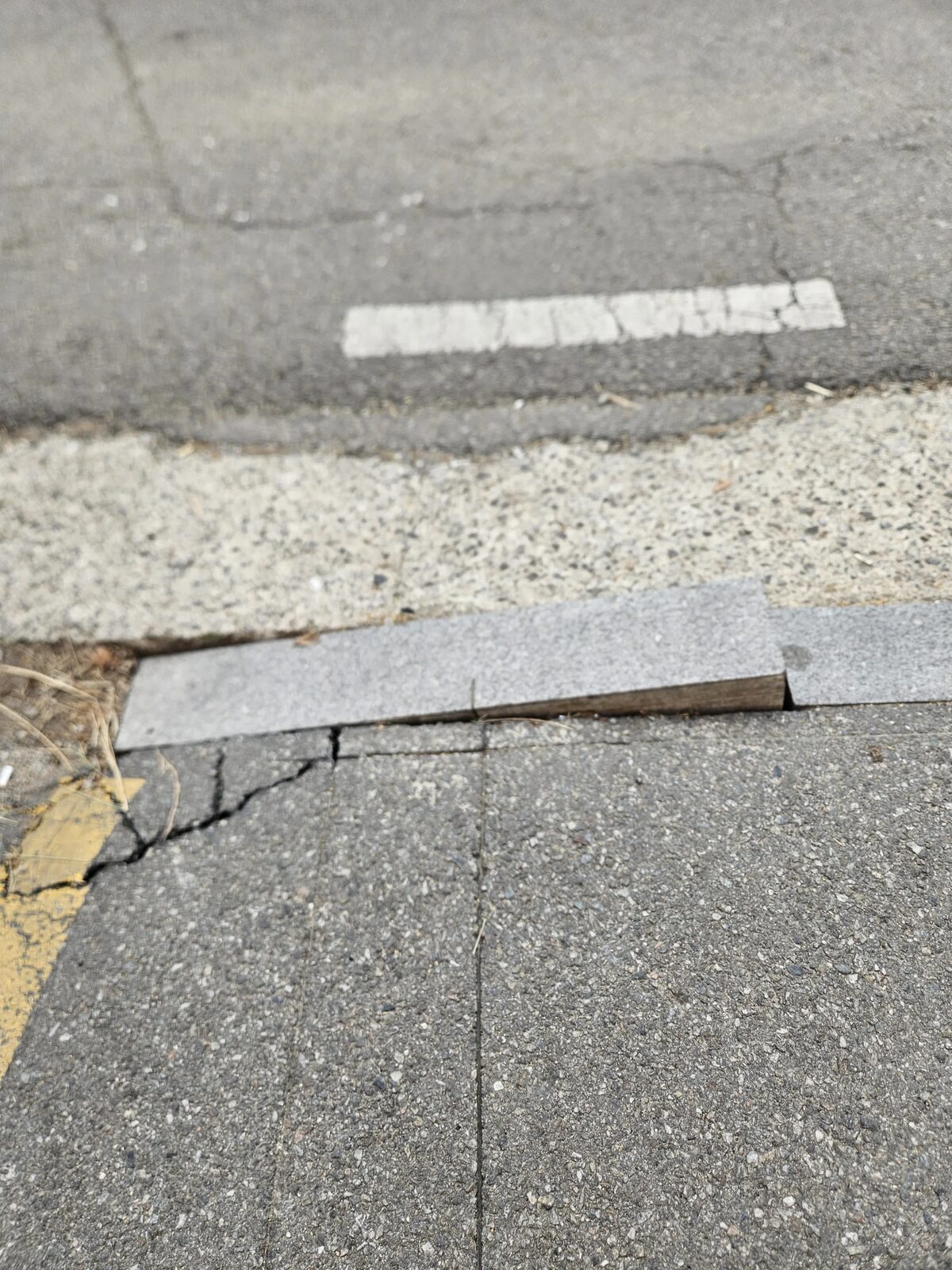 시공 전 - 성남 중원구 상가 외벽 균열·줄눈 보수 시공 집사원