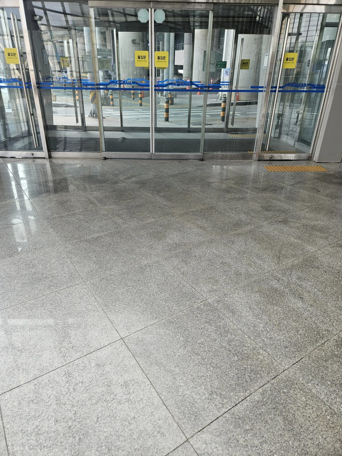 시공 전 - 김포 건물 입구 점자블럭 신규 설치 시공사례 집사원